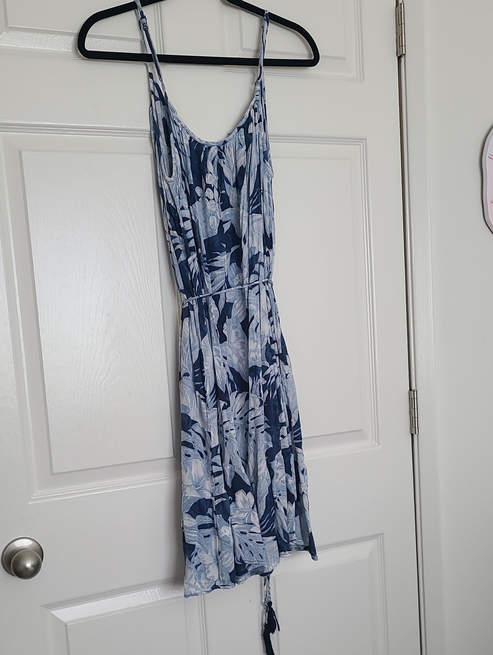 Blue & White Tropical Print Sleeveless Dress - Picture 4 of 7